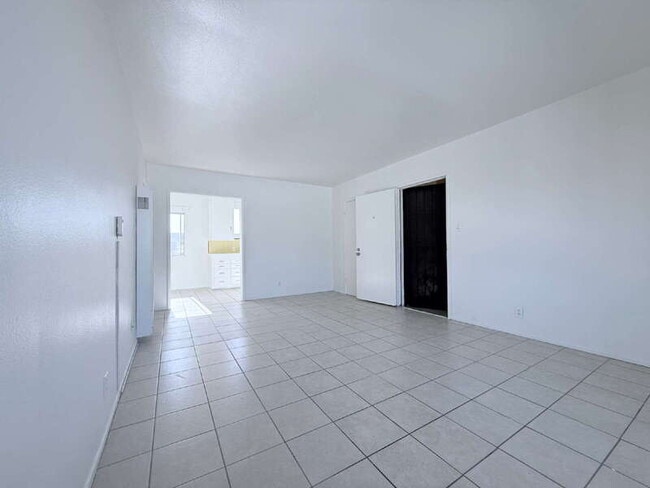 Photo - 943 W 68th St Unit 4