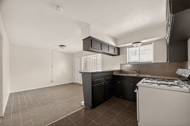 Photo - 2712 Oakcliff St
