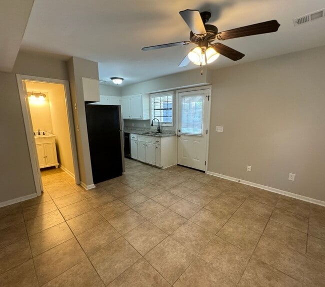 Photo - 3 bed 2.5 bath townhouse!