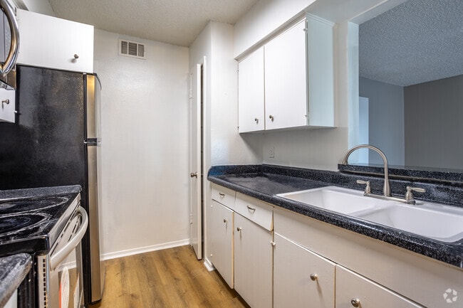 1BR, 1BA - 750SF - Kitchen