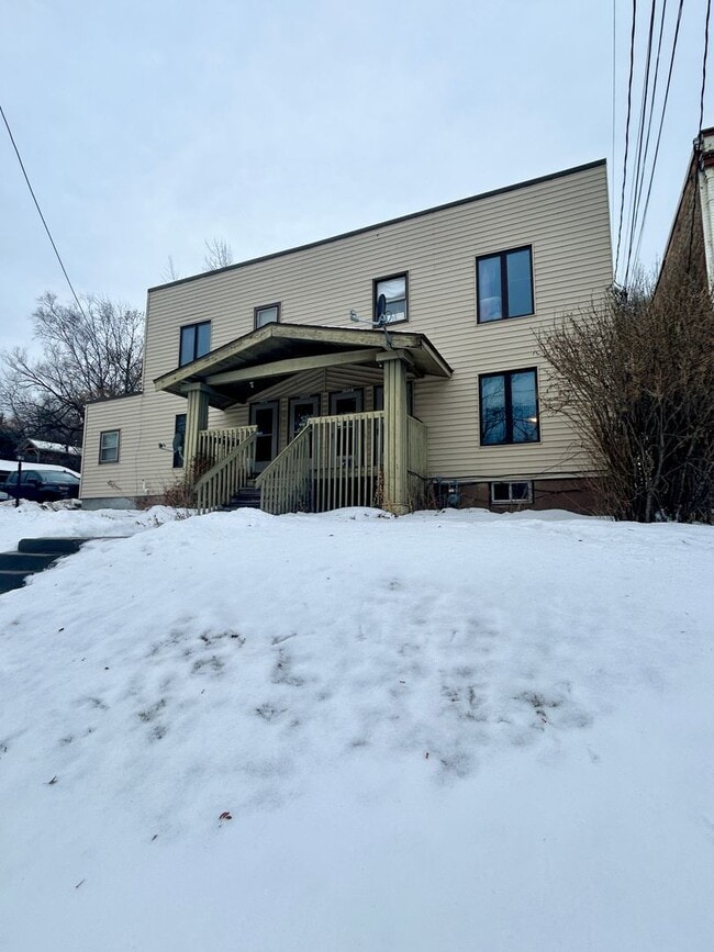 Building Photo - AVAILABLE FEBRUARY 1 BED 1 BATH W/ View of Lift Bridge ! Unit 1213 1/2 (right upper)