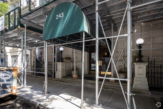 Entrada - 2601-2607 Broadway