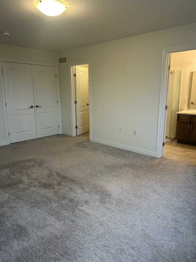 Photo - 3 BED - 2.5 BATH - STACKED TOWNHOUSE - HAMILTON