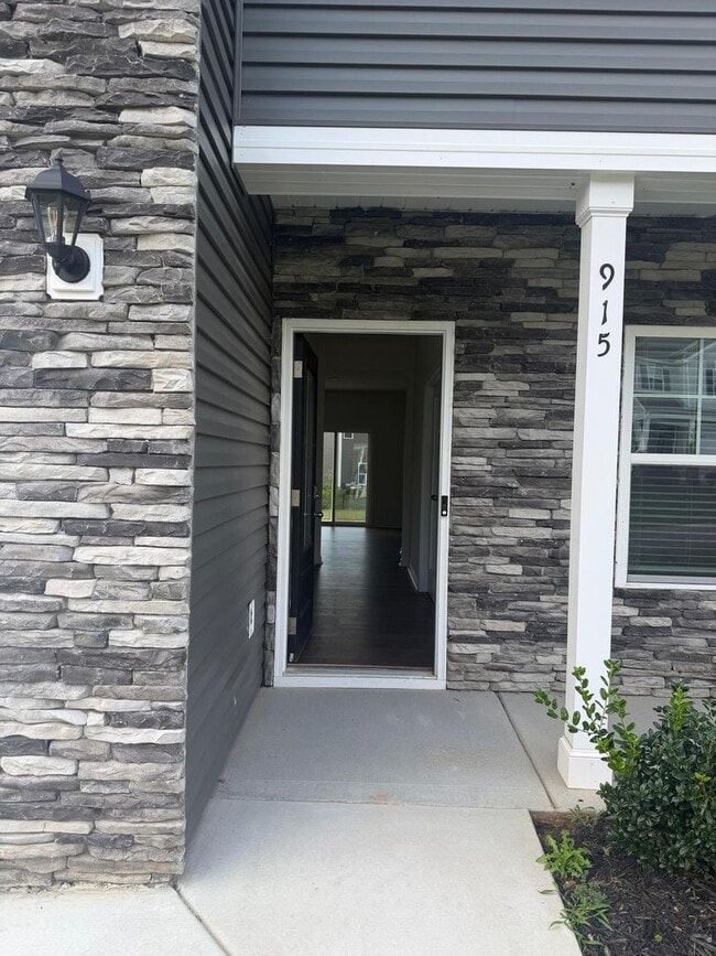 Photo - 915 Utopia Ln