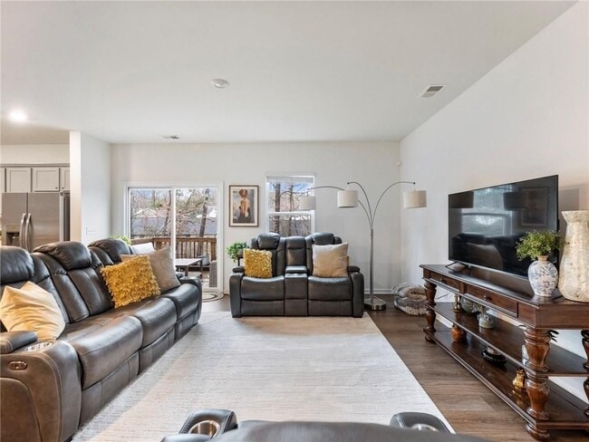 Photo - 680 Groover St