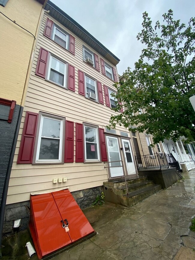 Building Photo - Remodeled one bedroom apartment Unit 1