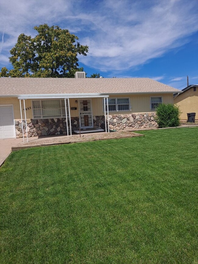 Building Photo - ALL PROSPECTIVE TENANTS MUST SUBMIT A $58 ...