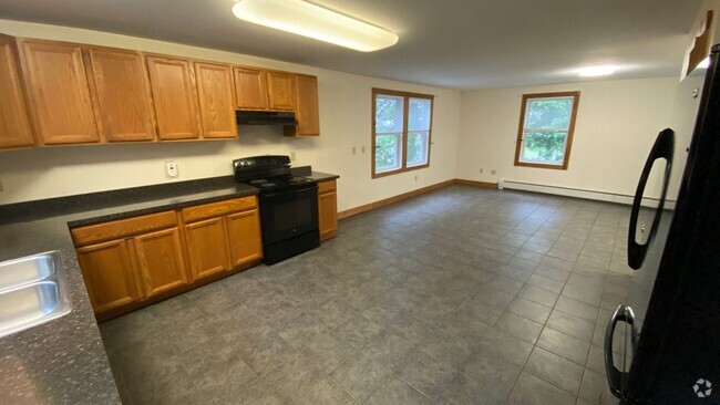 Building Photo - Very Large 4 Bedroom/1 Bath Apartment - He... Unit 279 2