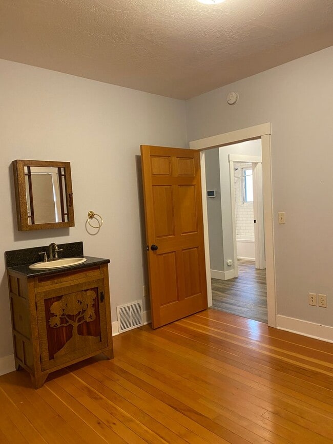 Photo - Beautiful 2bdr Bungalow Near Downtown