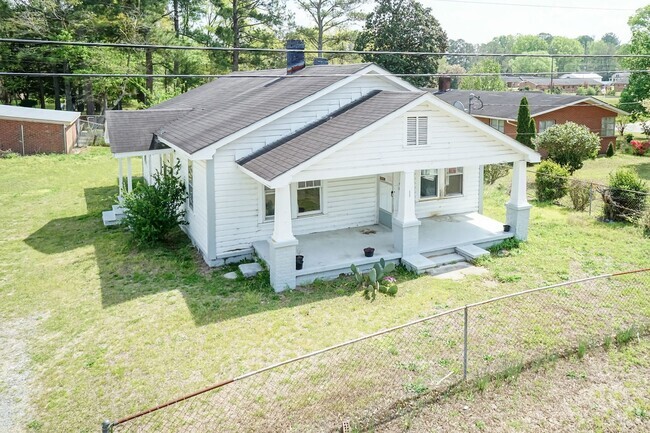 Building Photo - Newly Renovated Two Bedroom Home!