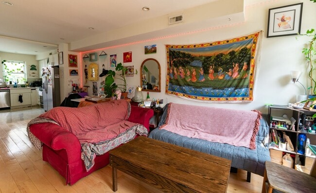 Building Photo - Two Bedroom Point Breeze Townhouse