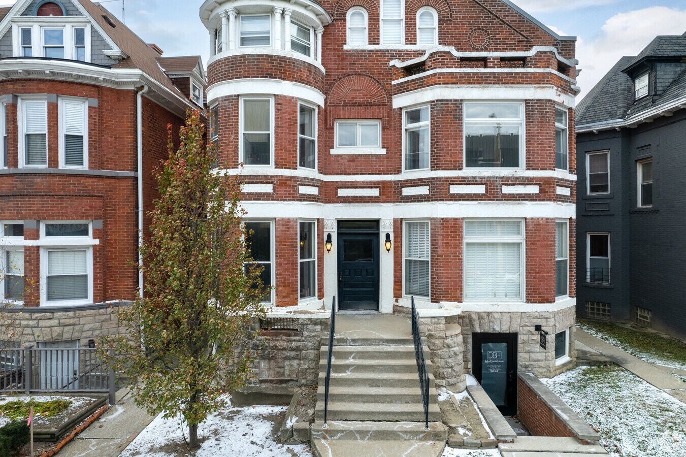 Entrance - 445 W Forest Ave