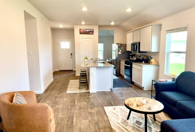 Photo - 413 Abbey Ln