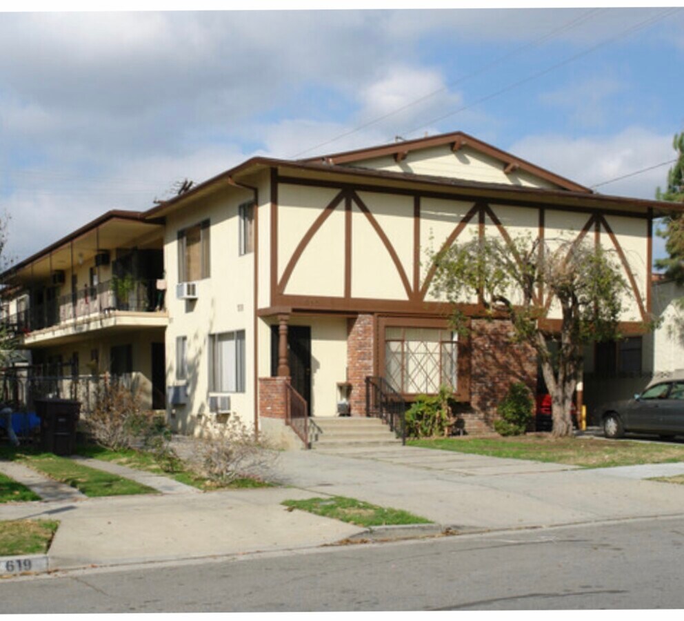 GORGEOUS LARGE REMODELED 2 BD 1.5BA - 615 Fischer St Apartments