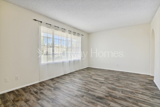 Photo - 807 E Country Gables Dr