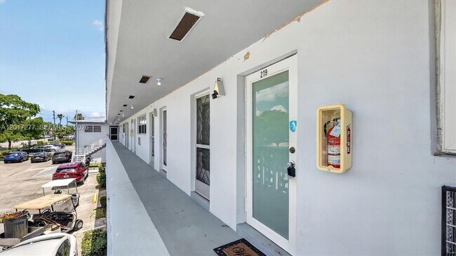 Photo - 300 NE 191st St Unidad 219