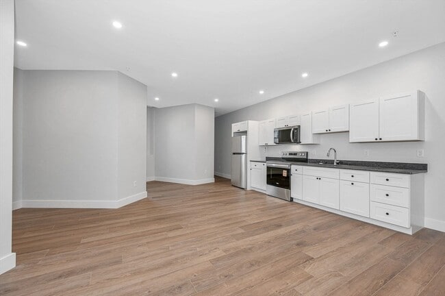 Photo - 241 W 6th St Unidad 118