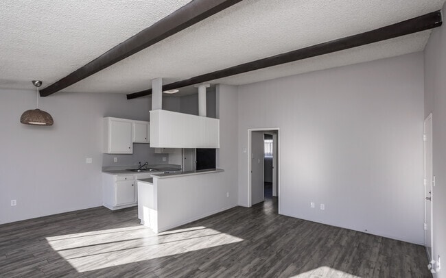 1BR, 1BA - 750 SF