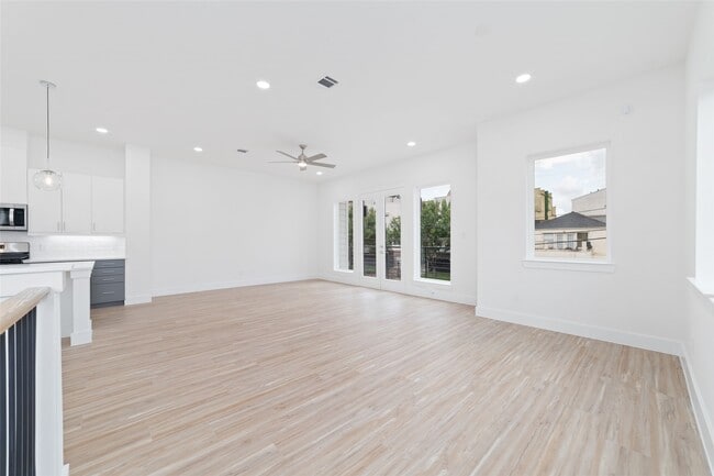 Photo - 2107 Holman St