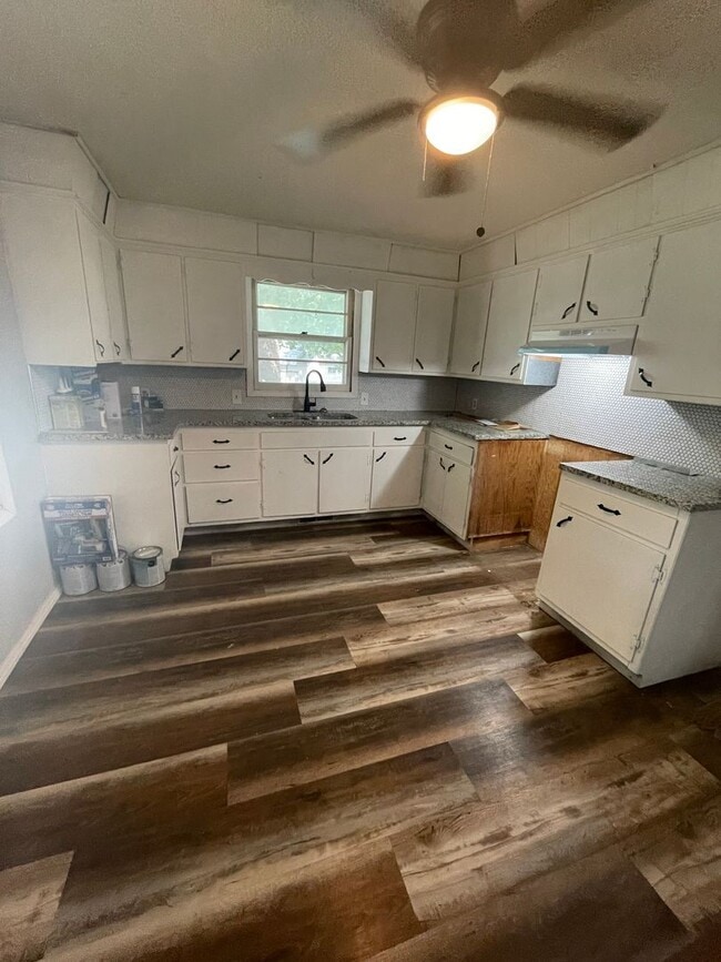 Photo - 3 Bed 2 Bath Carport. Available 12-31-2025