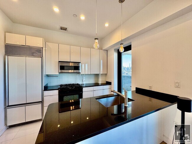 Building Photo - Stunning 2 bed, 2 bath PH with massive ter... Unit 8A Rental