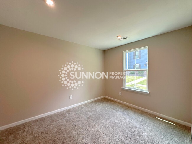 Photo - 3 Bedroom Townhome in Mountain Island