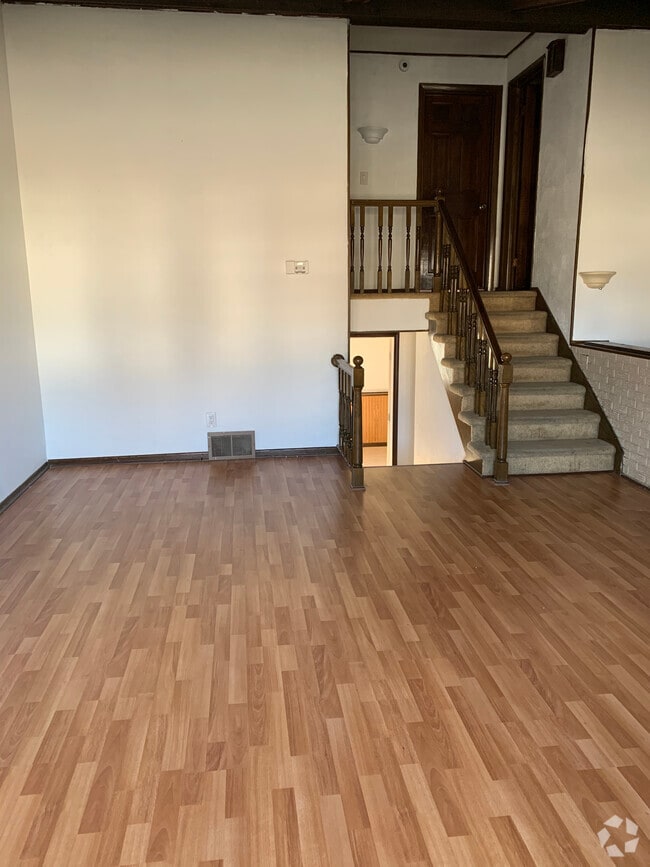 Building Photo - 1213 E Airport Rd Rental