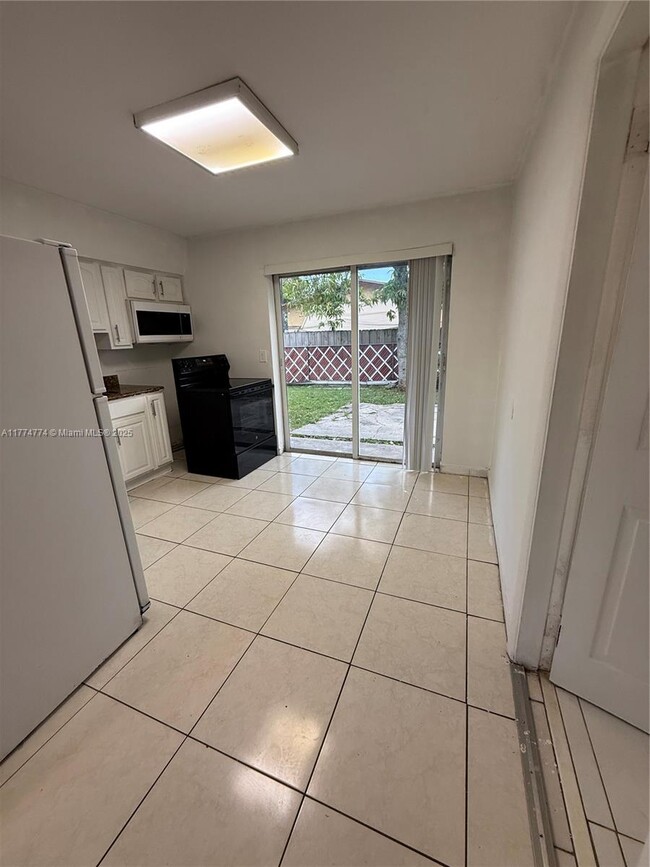 Photo - 300 SW 9th Ave Apartment Unit 1