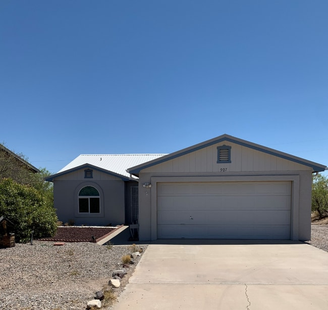 Building Photo - 907 Skyline Dr
