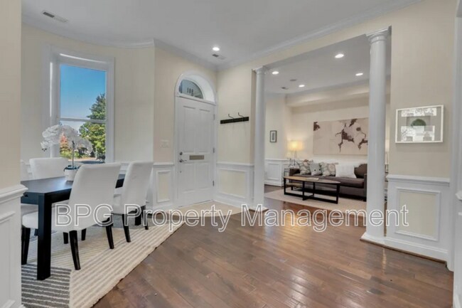901 North Carolina Ave SE Unit 2