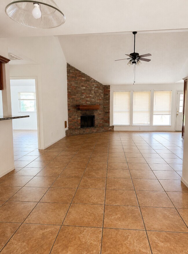 Photo - 6603 Crakston St