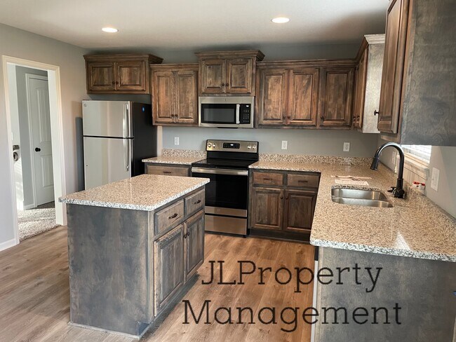 Photo - 505 SW Powell Dr