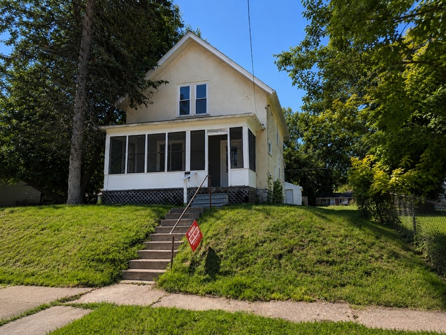 Building Photo - Charming 3 Bedroom Home with Screened Porch and 2 Car Garage