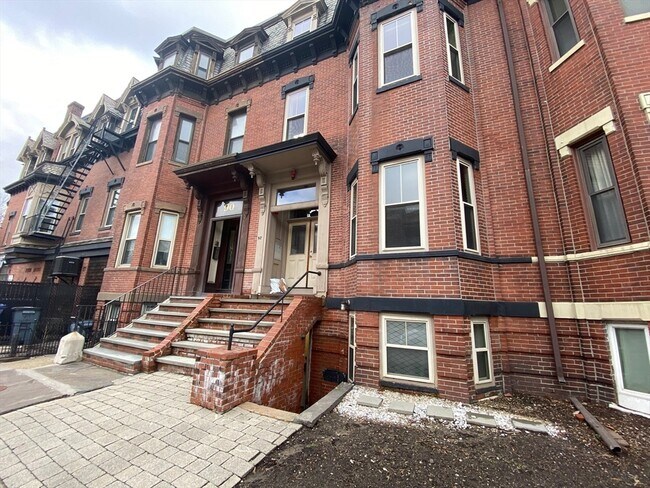 Building Photo - 92 Pleasant St Unit Garden Rental