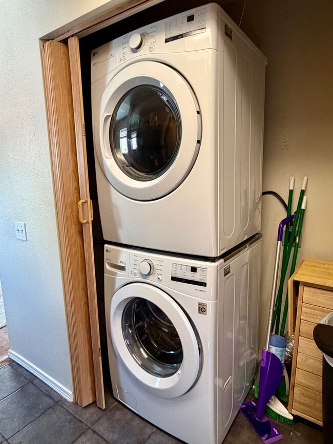 Photo - 2 Bedroom Townhouse with Carport