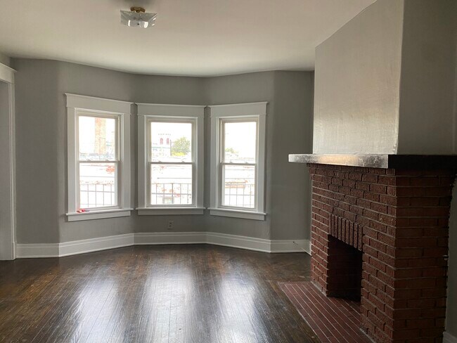 Living room - 41 Leroy Ave Unit Upper