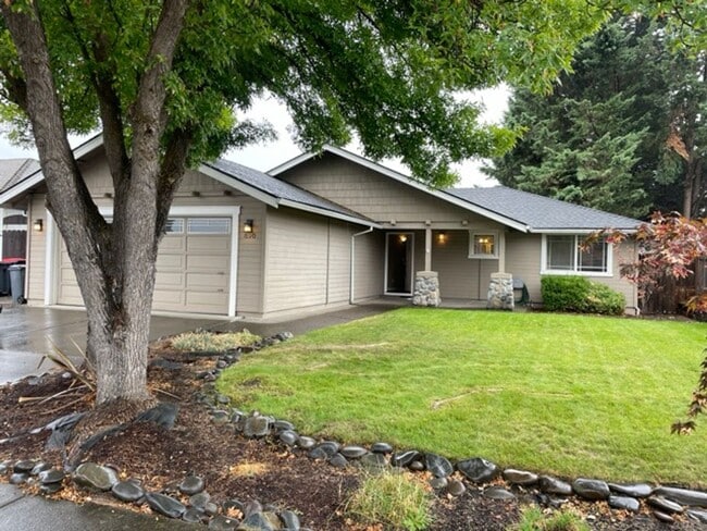 Building Photo - Nice 3 Bedroom 2 Bath home in Central Point