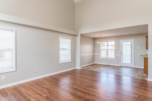 Photo - 1422 Huddersfield Dr