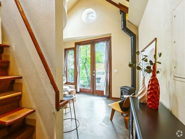 Building Photo - 5826 SE Hawthorne Blvd Rental
