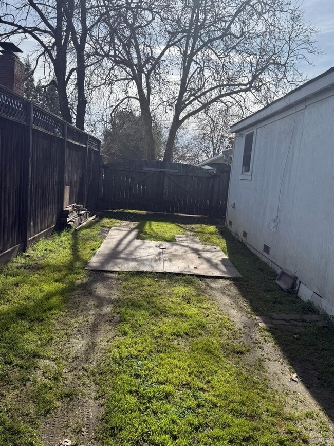 Photo - 472 Church St