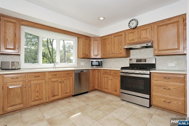 Photo - 253 Jeffer St