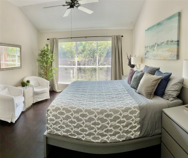 Photo - 435 N Rivershire Dr