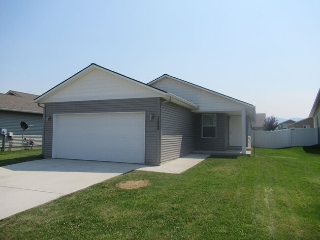 Building Photo - Home in Post Falls!