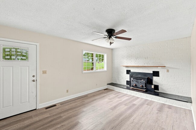 Photo - 108 Langford Ln