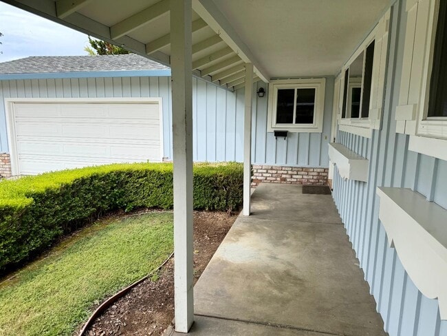 Photo - 975 Inverness Way