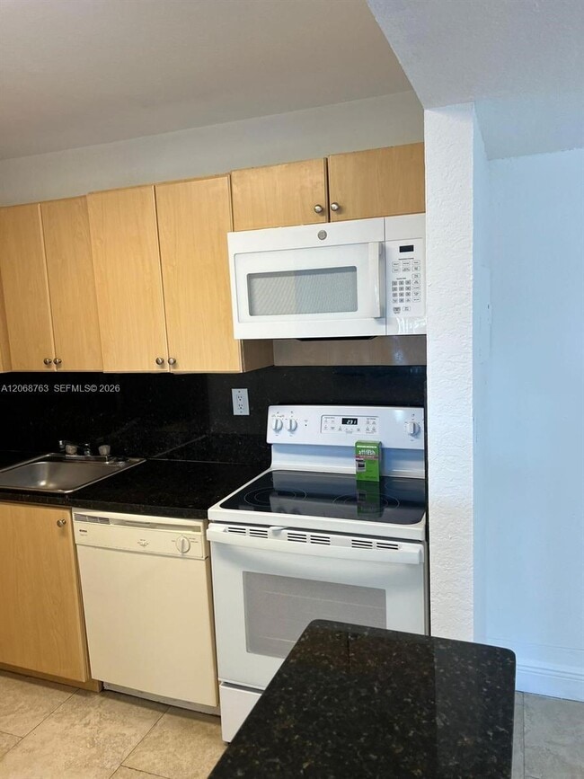 Photo - 7110 NW 179th St Unidad 310