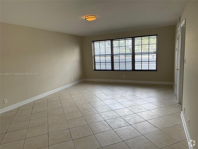 Building Photo - 2420 SE 17th St Unit 201C Rental