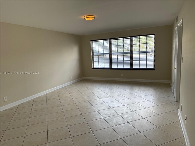 Building Photo - 2420 SE 17th St Unit 201C Rental