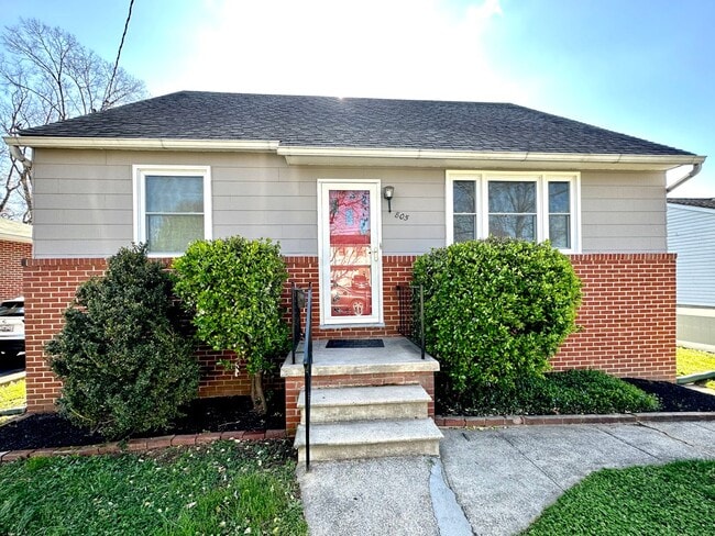 Building Photo - Charming 3 Bedroom/1 Bathroom Home in Essex, Baltimore, MD!