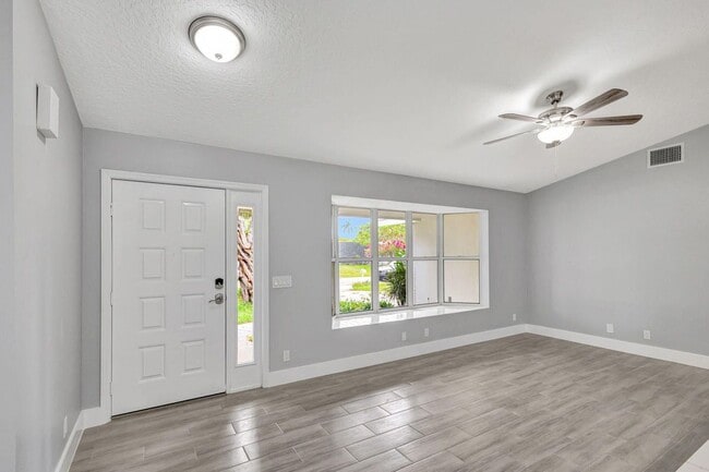 Photo - 843 Azalea Dr